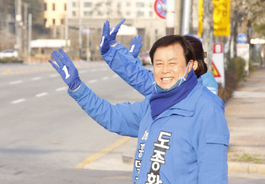 거리 유세하는 더불어민주당 도종환 후보.  [후보 선거사무소 제공]